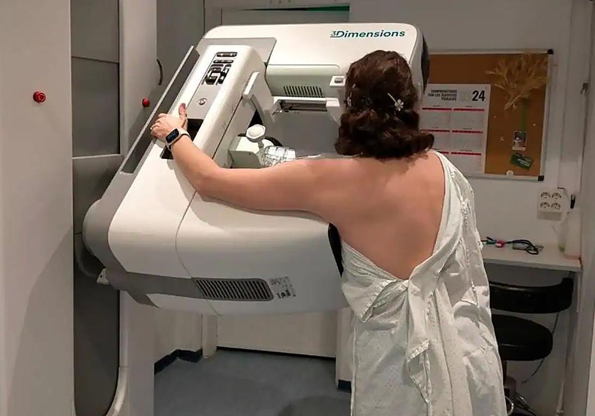 Imagen de archivo de una mujer haciéndose una mamografía.