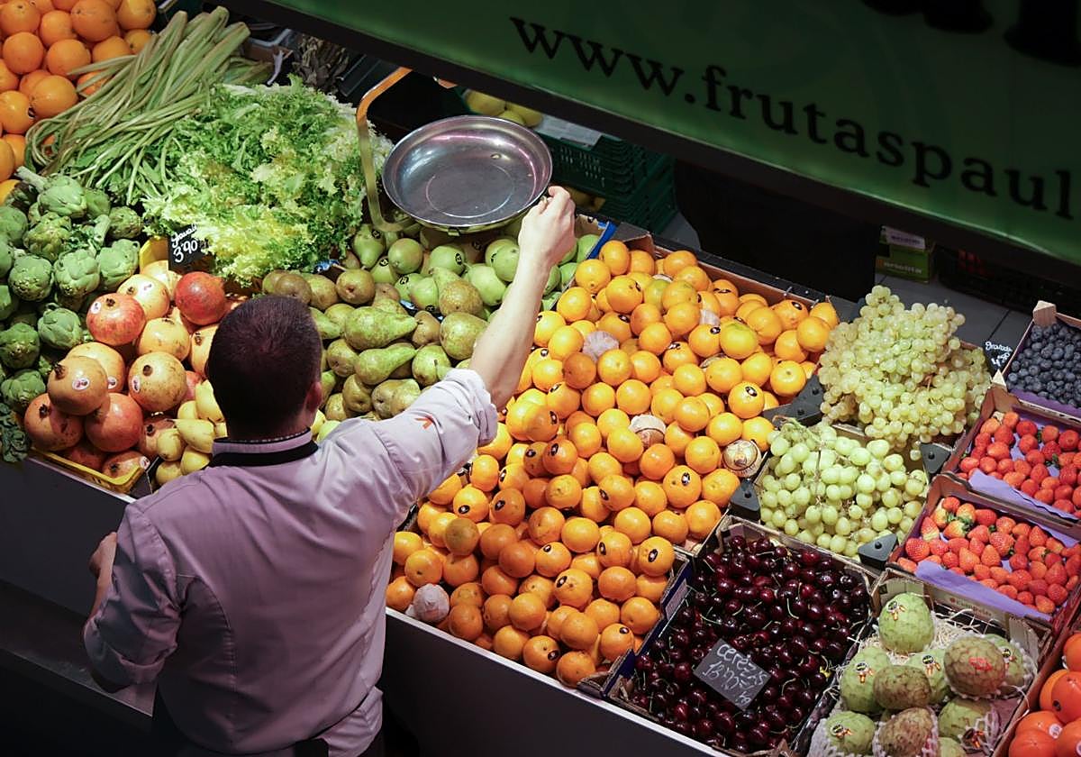 Un cliente compra fruta en Valladolid en una imagen de archivo.