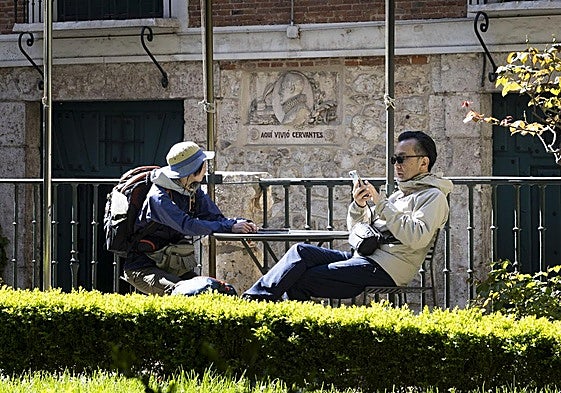 Dos turistas, junto a la Casa Museo de Cervantes.