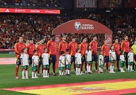 Los jugadores de la selecciòn española forman antes de disputar el partido del pasado martes en Zorrilla ante Bulgaria