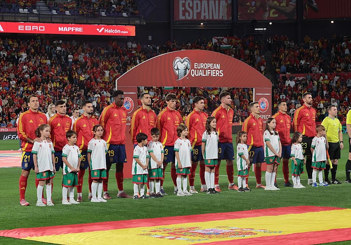 Los jugadores de la selecciòn española forman antes de disputar el partido del pasado martes en Zorrilla ante Bulgaria