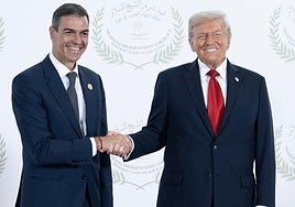 Pedro Sánchez y Donald Trump se saludan en Egipto antes de la firma del acuerdo de paz para Gaza.
