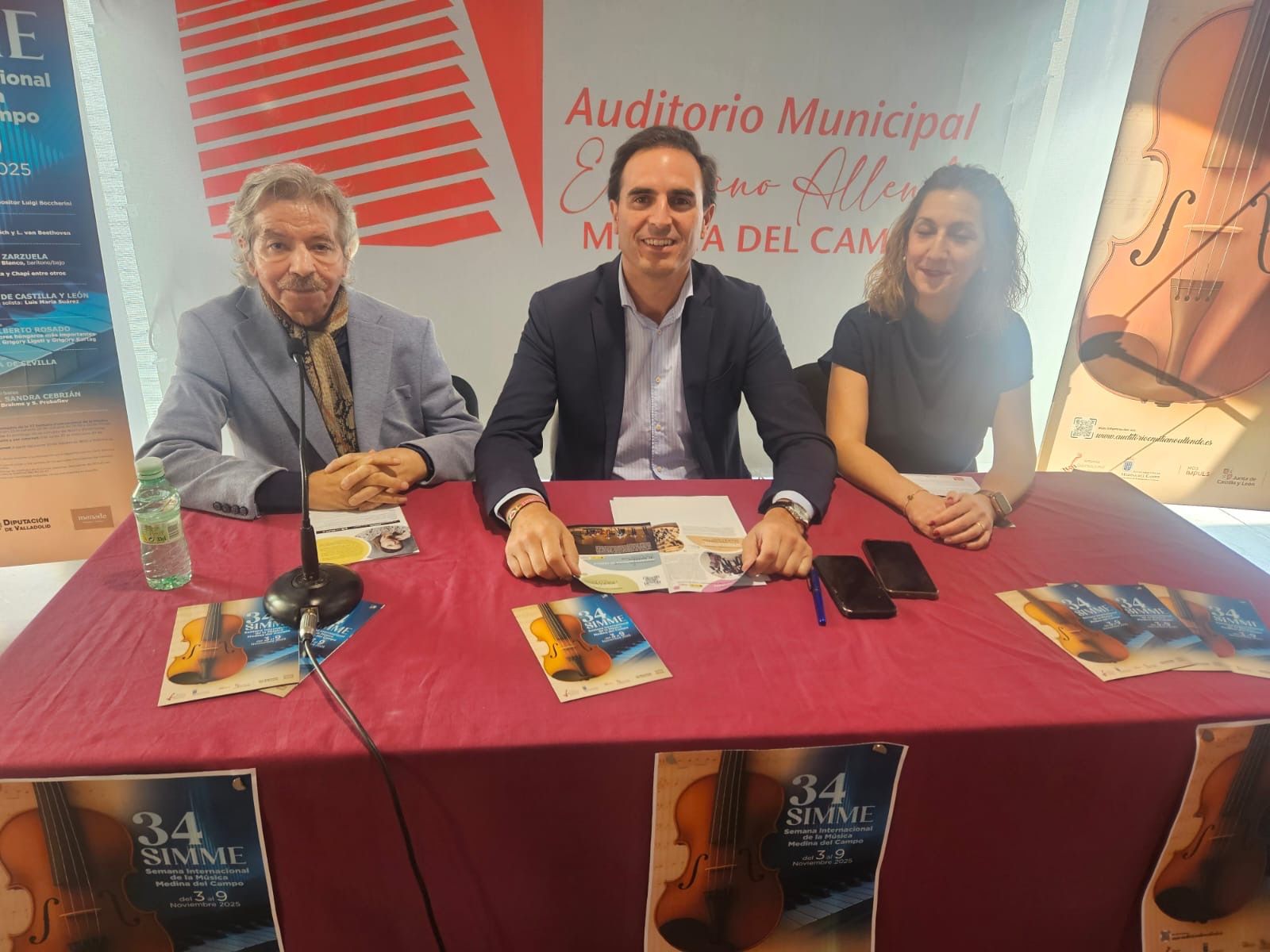 Emiliano Allende, director de la SIMME, a la izquierda, junto al alcalde y la concejala de Medina del Campo.