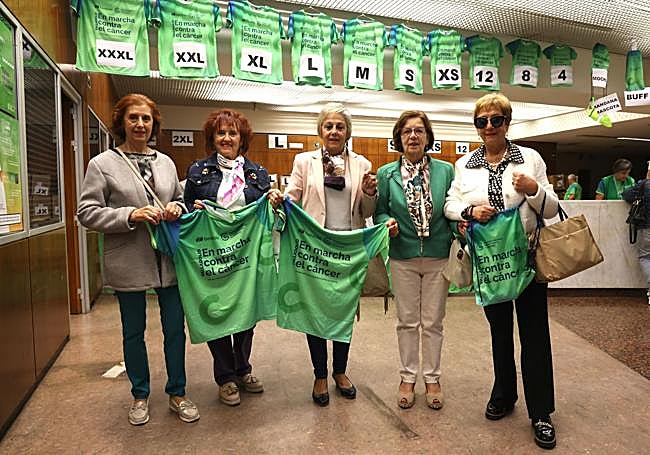 María Dolores, Nieves, Conchi, Dina y Angelines, con las camisetas de la Marcha contra el Cáncer.