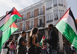 Jóvenes con banderas de Palestina, al inicio de la concentración junto al Monumento a la Mujer.