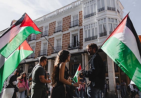 Jóvenes con banderas de Palestina, al inicio de la concentración junto al Monumento a la Mujer.
