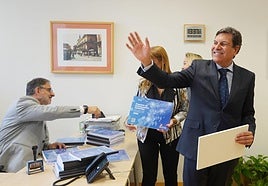 Carriedo saluda tras registrar el proyecto de presupuestos.