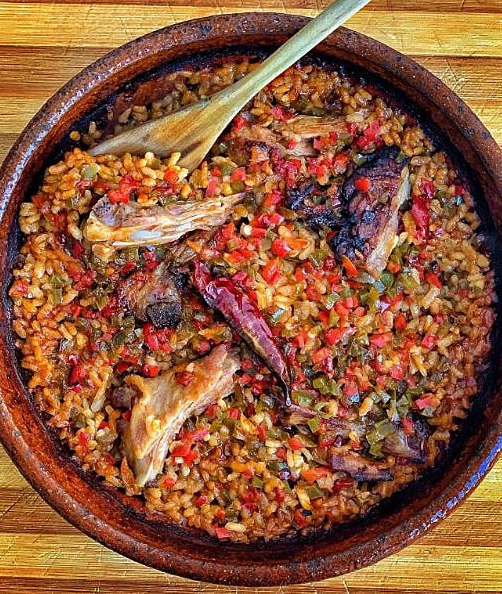 Imagen secundaria 2 - Javier Peña muestra las vistas de las mesas de su restaurante Sibaritas Klub, ubicado en el Museo de la Ciencia de Valladolid. Sus platos preferidos: chipirones en salsa y arroz con lechazo. 