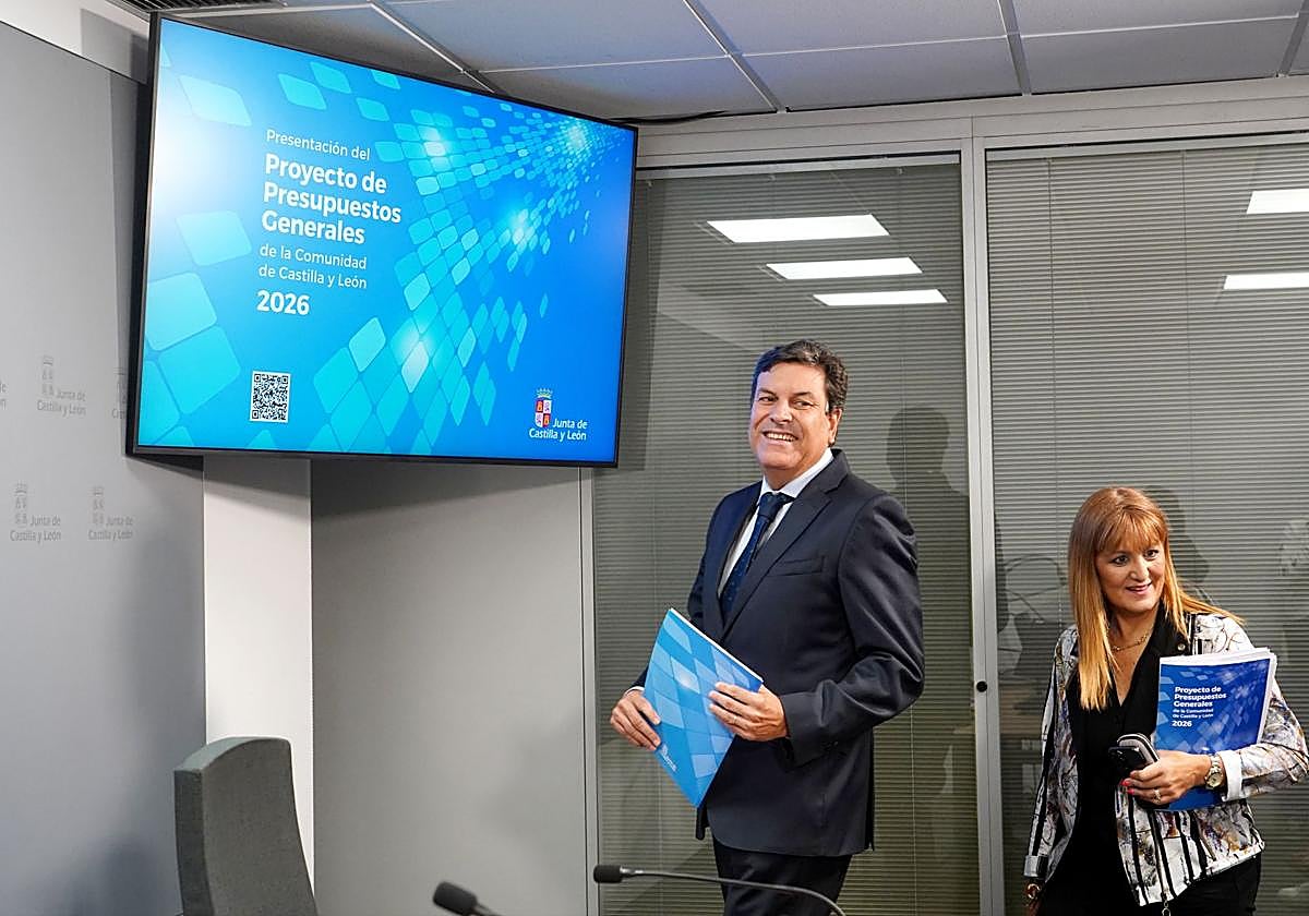 El consejero de Hacienda, Carlos Fernández Carriedo, y la directora general de Presupuestos, Maribel Campos, presentan el proyecto.