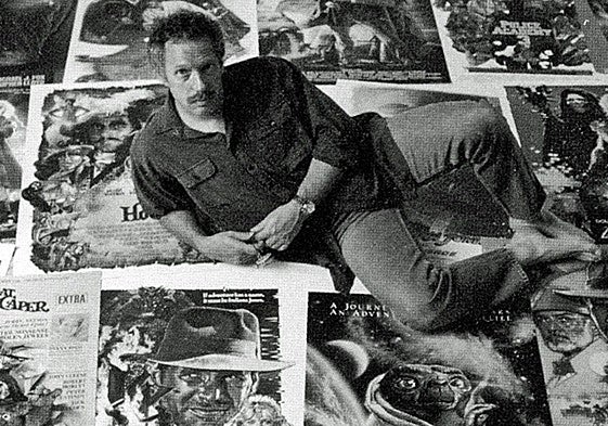 Drew Struzan junto alguno de sus carteles.