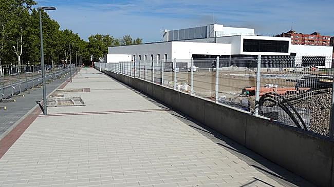 Imagen después - El paseo del Cauce, en 2016 y en el actualidad, con la ampliación de las aceras por el lateral del centro deportivo Viding que ocupa los terrenos de Lauki.