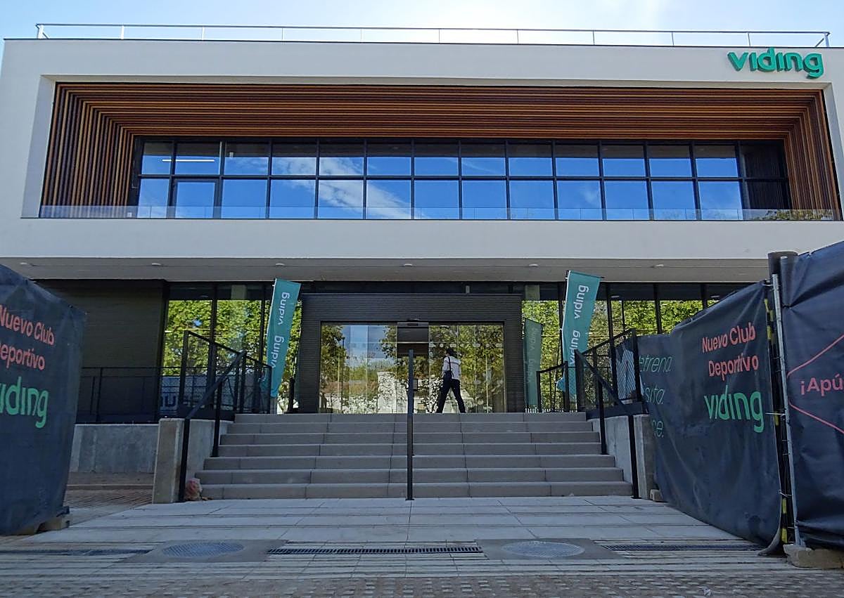 Imagen secundaria 1 - El edificio principal del centro deportivo Viding de la avenida de Santander.