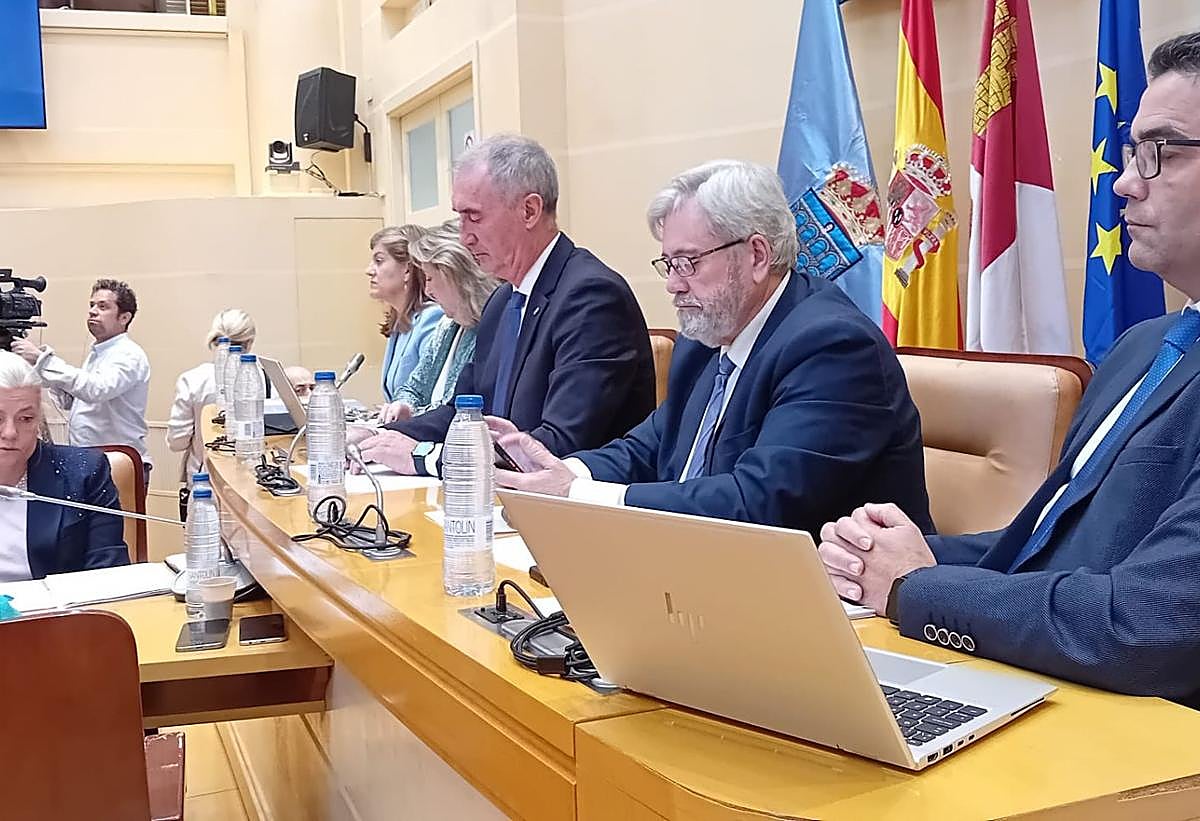 Mesa presidencia del pleno de este miércoles.