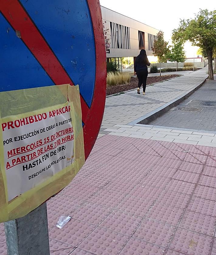 Imagen secundaria 2 - Arrriba, el embudo en el acceso a Parquesol por Ciudad de la Habana y, debajo a la izquierda, el carril reversible para salir del barrio habilitado en dicha vía. A la derecha, la señal que prohíbe aparcar en la margen de los números impares de Enrique Cubero.