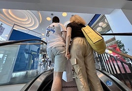 Compras en un centro comercial de Valladolid durante un domingo de apertura autorizada para el comercio.