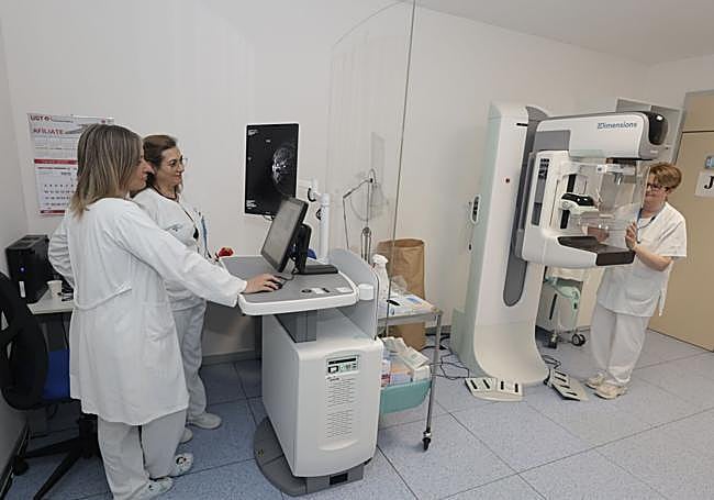Preparativos en uno de los mamógrafos del Río Hortega.