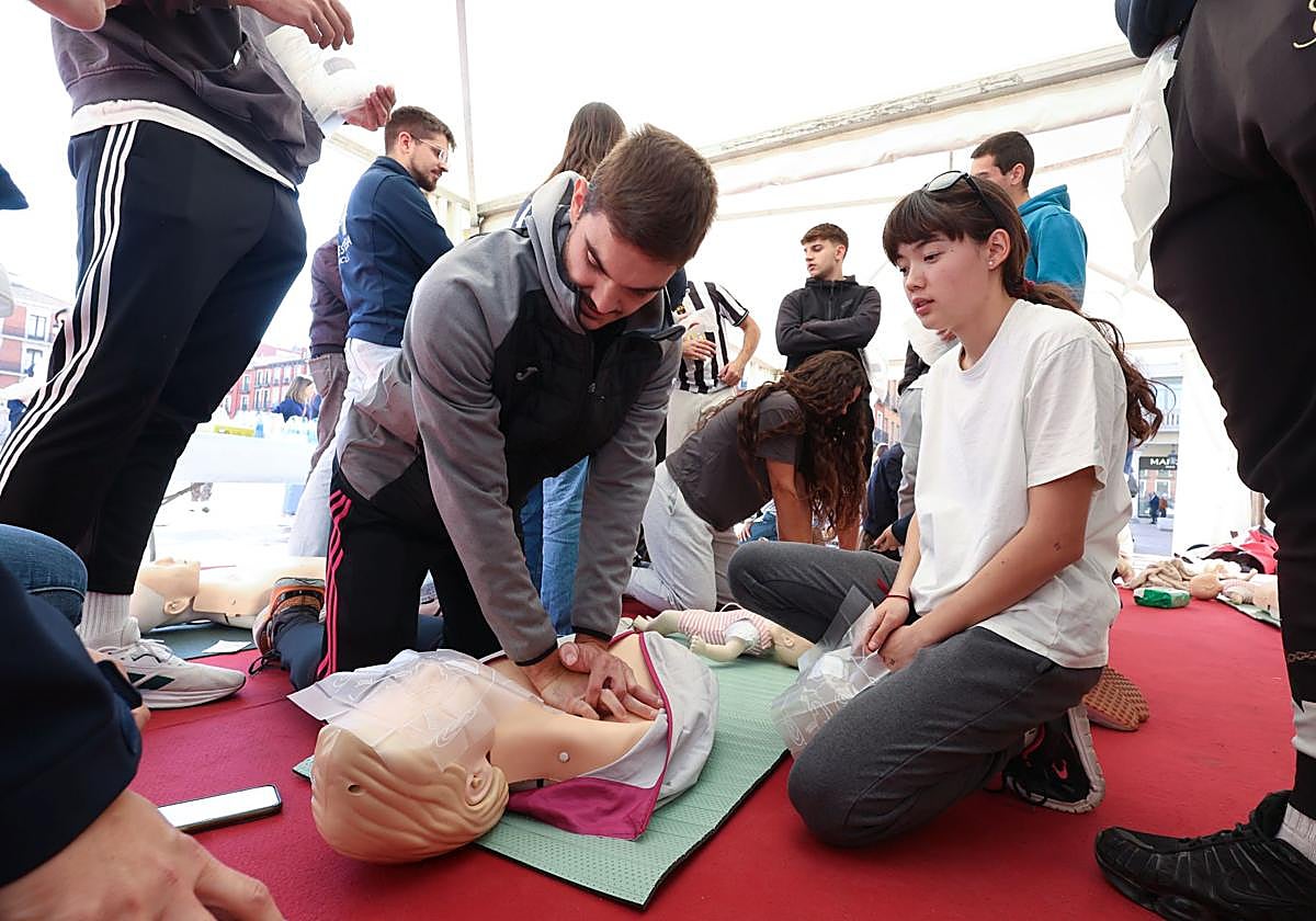 La Plaza Mayor de Valladolid acoge un taller de reanimación cardiovascular