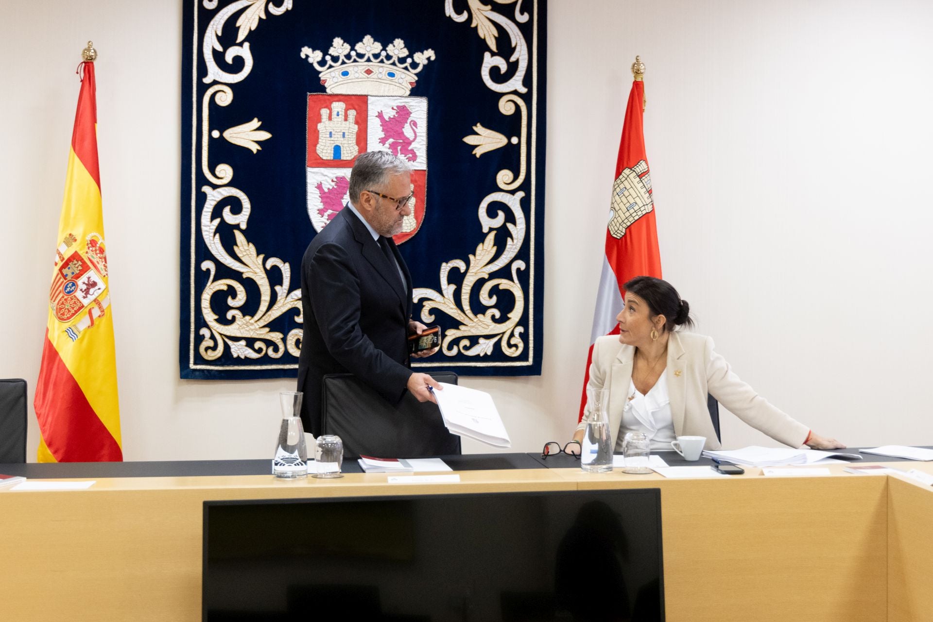 Carlos Pollán (Vox) y Ana Sánchez (PSOE), en la reunión de la Mesa de las Cortes, este jueves.