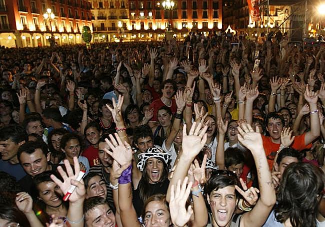 Público asistente al concierto de La Oreja de Van Gogh en las fiestas de 2006.