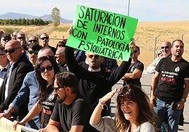 Funcionarios de la cárcel de Segovia protestan el pasado septiembre en la visita de Marlaska.