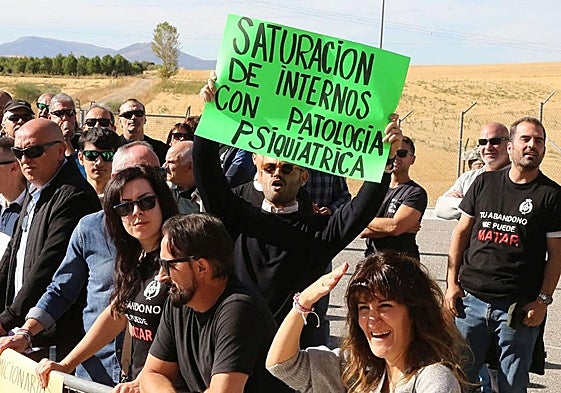 Funcionarios de la cárcel de Segovia protestan el pasado septiembre en la visita de Marlaska.