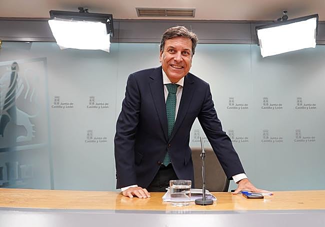 Carlos Fernández Carriedo, consejero de Economía y Hacienda y portavoz, antes de la rueda de prensa del Consejo de Gobierno.