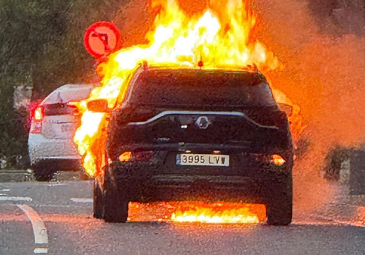 Espectacular incendio de un vehículo que ha circulado en llamas por una calle de Valladolid