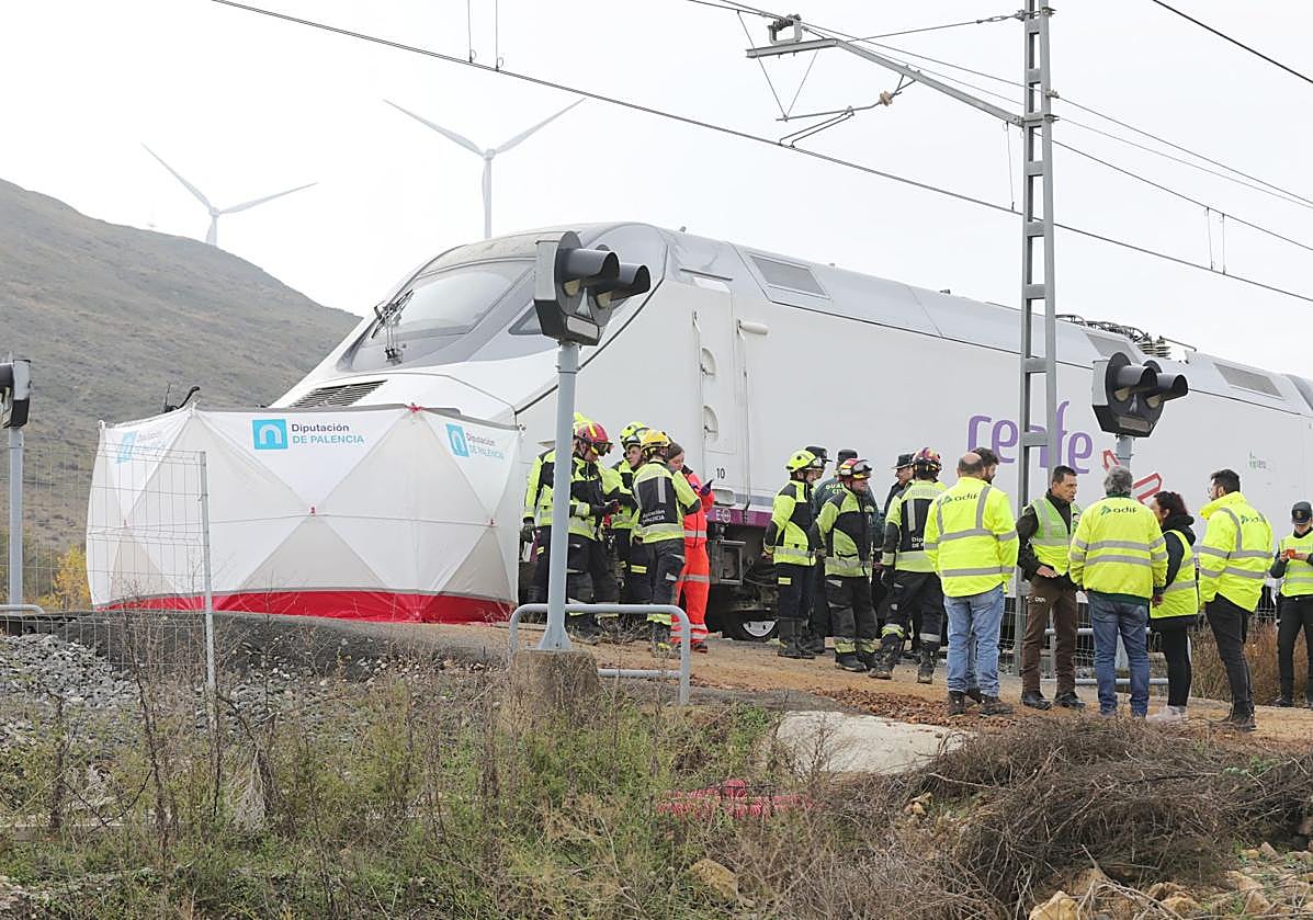 Tren que arrolló a un vehículo el año pasado en un paso a nivel sin barreras en Husillos.