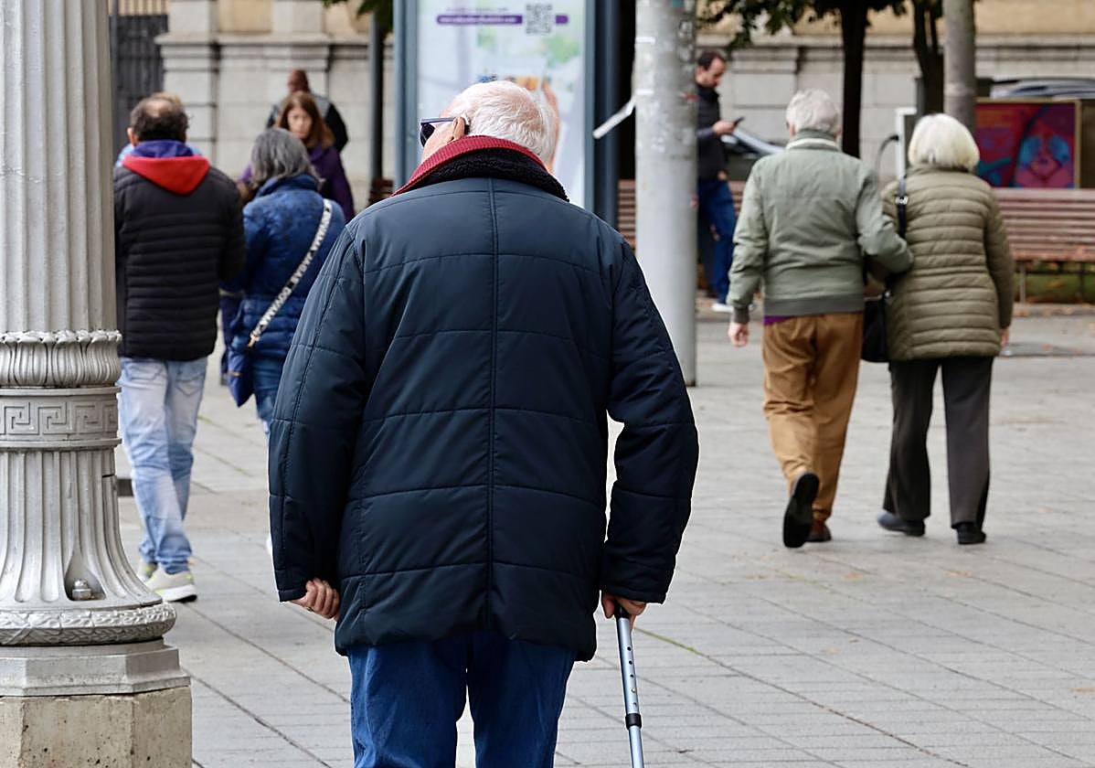Personas mayores de paseo en la plaza Zorrilla de Valladolid.
