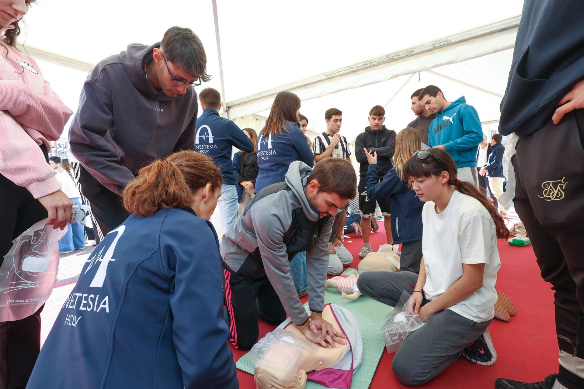 Las imágenes del taller de reanimación cardiovascular en la Plaza Mayor