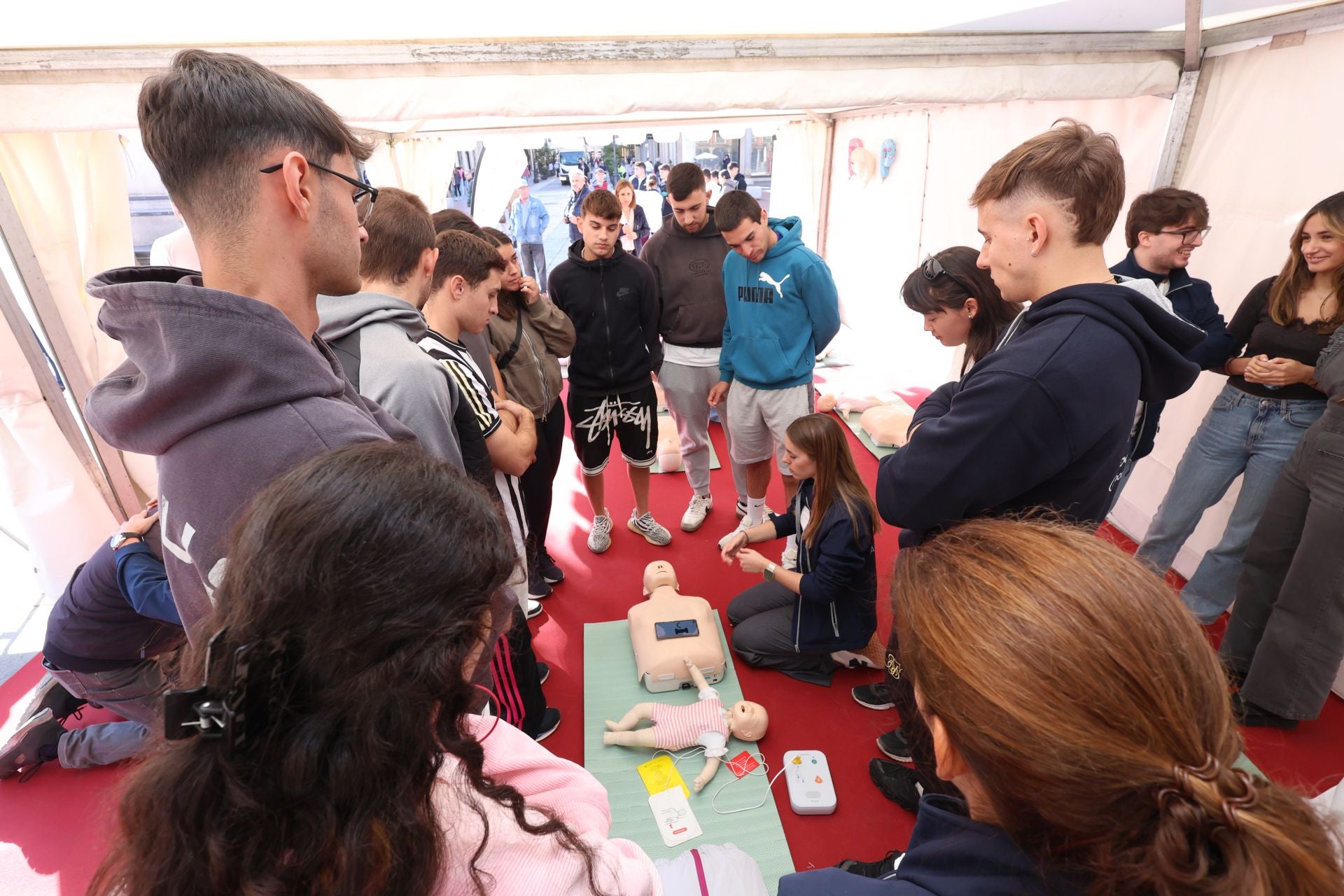 Las imágenes del taller de reanimación cardiovascular en la Plaza Mayor
