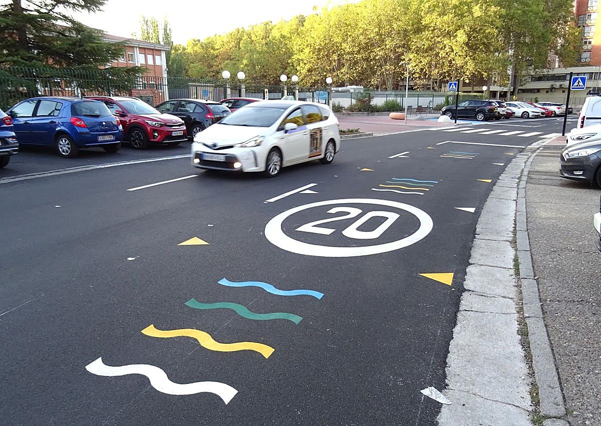 Imagen secundaria 1 - Arriba, la vieja señal de 'zona escolar' que se mantiene en la entrada a Manuel Silvela desde Hernando de Acuña. Debajo, a la izquierda, la nueva marca vial, situada a continuación, con la nueva limitación a 20 kilómetros por hora. A la derecha, la señal, con las dos luces led, del paso inteligentes instalado ante el colegio Tierno Galván.