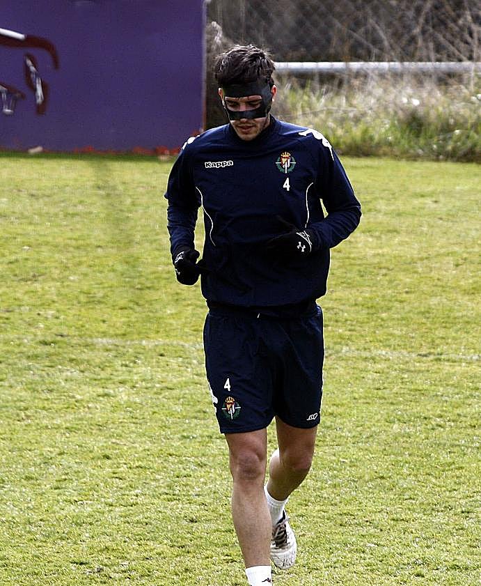 Imagen secundaria 2 - Marc Valiente, el central que sangraba con el Pucela en la UVI