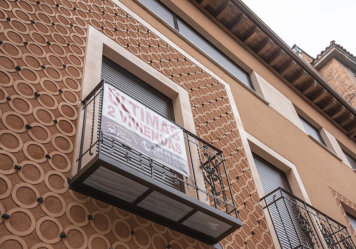 Cartel que anuncia la venta de viviendas en Segovia, en una imagen de archivo.