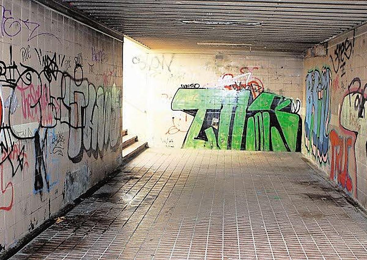 Imagen secundaria 1 - Arriba, inundación del túnel del apeadero en 1998, seis años después de su inauguración. Debajo, a la izquierda, pintadas en su interior en 2011. A la derecha, la pronunciada escalinata en 2016.