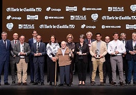 Premiados, organizadores, patrocinadores y represenantes institucionales en la foto de familia de la edición de 2024.