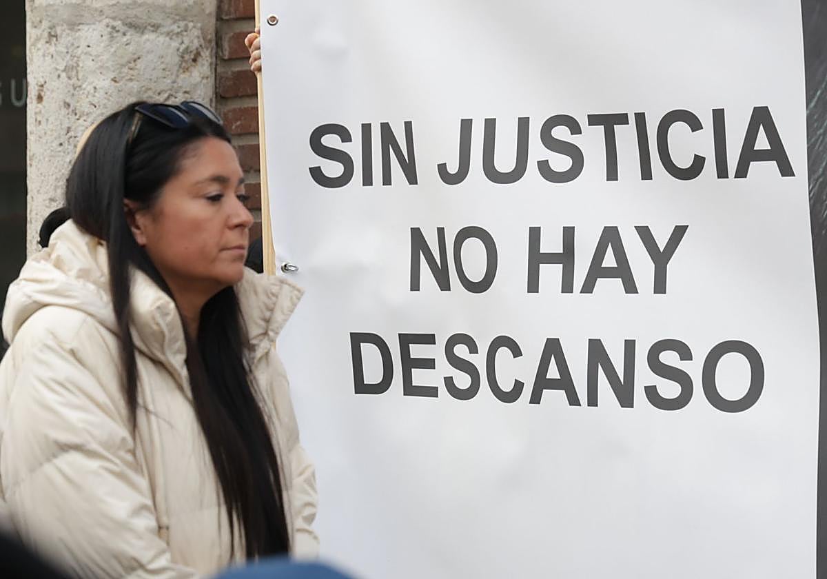 La hermana de Esther López, Inés, junto a un cartel que pide justicia para la joven, en diciembre del año pasado.