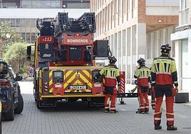 Intervención de los bomberos en la plaza de los Juzgados.