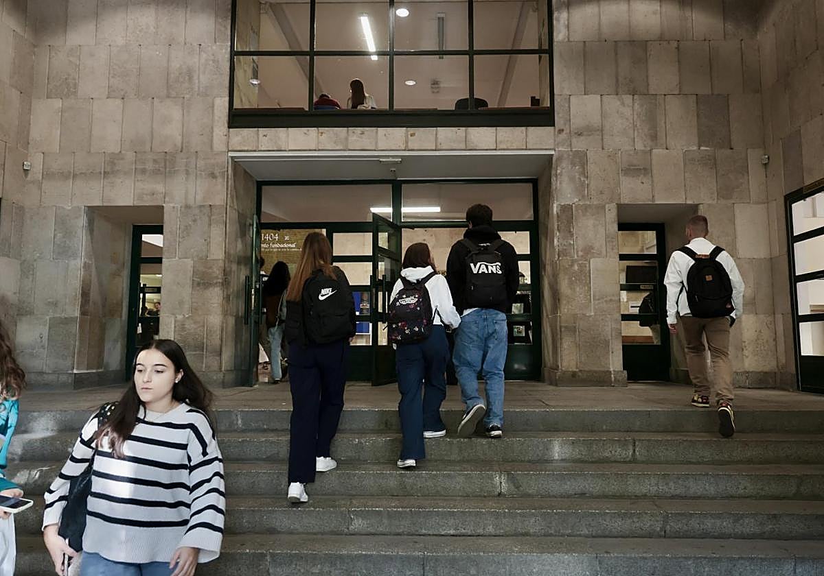 La entrada de la facultad de Medicina de la Universidad de Valladolid.