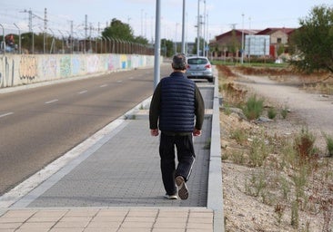 Una acera solo para coches desde hace 16 años en Los Santos-Pilarica