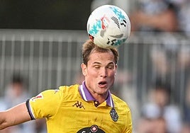 Latasa trata de rematar, en el encuentro disputado en Burgos el pasado domingo.