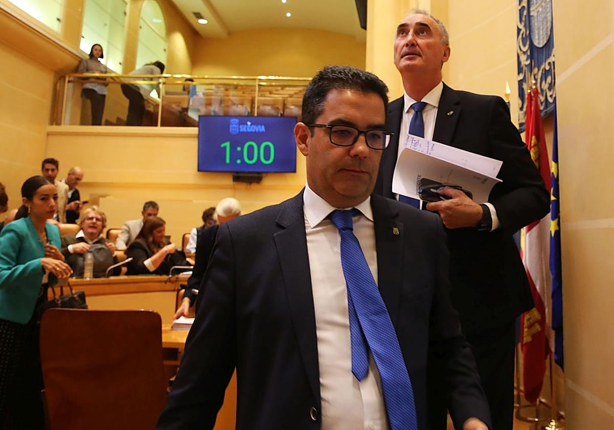 El alcalde José Mazarías y el concejal José Luis Horcajo abandonan su asiento tras perder la votación de este miércoles.