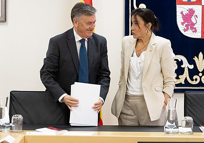Francisco Vázquez (PP) y Ana Sánchez (PSOE), vicepresidentes ambos de las Cortes, en la reunión que la Mesa del parlamento autonómico mantuvo este jueves..