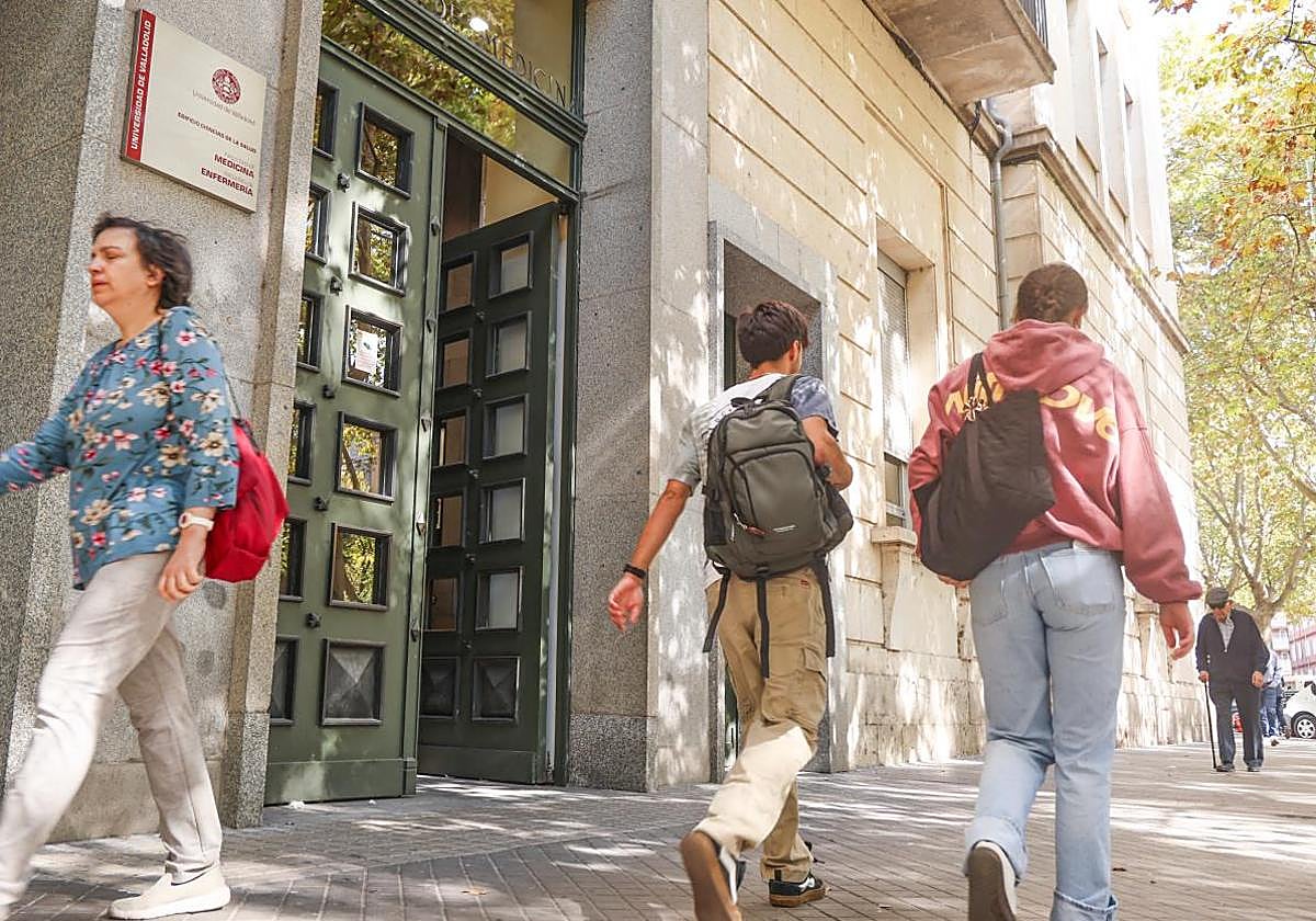 Un par de alumnos caminan por la puerta de la facultad de Medicina, donde se impartirá el grado de Farmacia.