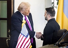 Trump recibe a Zelenski antes de su reunión ayer en la Casa Blanca.