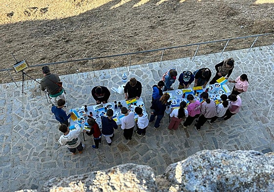 Taller infantil de pintura impartido por Isidoro Moreno en el mirador del roto de la muralla
