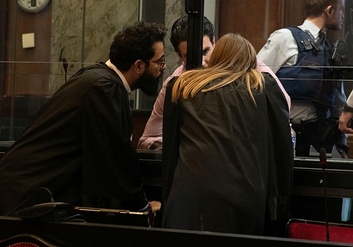 César Arribas charla con sus abogados durante la primera sesión del juicio, de constitución del jurado popular.