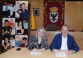 María José Ortega, alcaldesa de Aguillar de Campoo y el director Corporativo de Galletas Gullón, David Casañ.