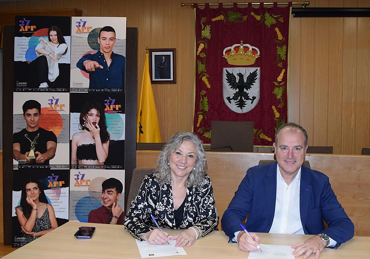 María José Ortega, alcaldesa de Aguillar de Campoo y el director Corporativo de Galletas Gullón, David Casañ.