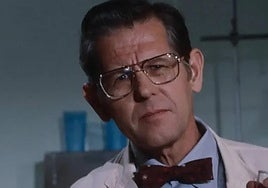 Ed Williams, en su papel de científico en 'Agárralo como puedas'.